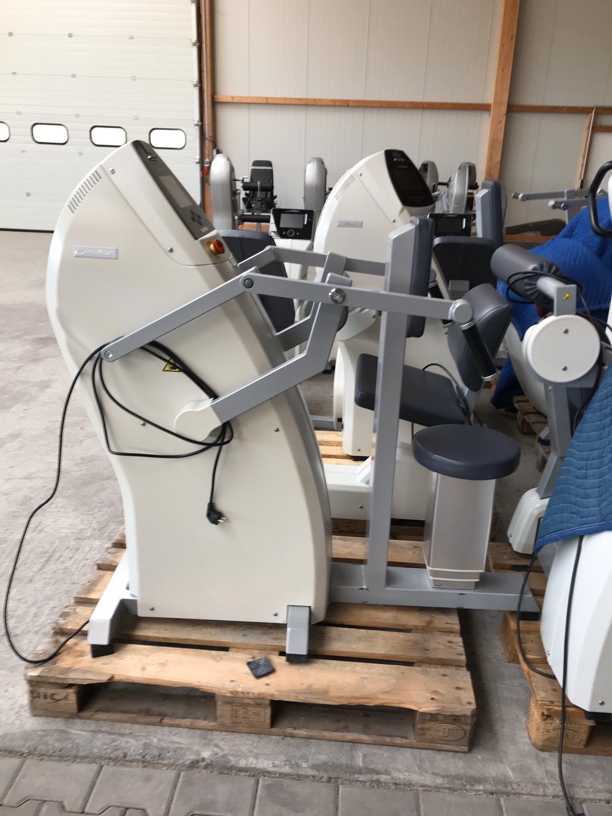 Milon Premium Kraft-Ausdauer Zirkel, Cremeweiß mit blauen Polstern, mit großer Beinpresse, guter Zustand, gebraucht und generalüberholt