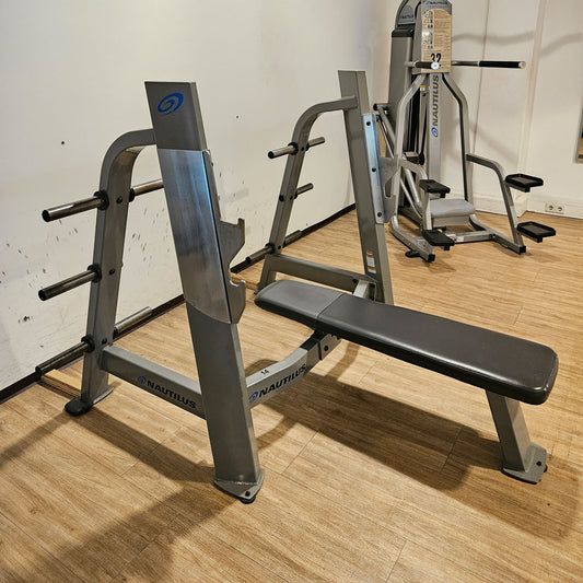 Nautilus Flachdrückerbank, Olympic Flat Bench, Bankdrückbank Flach mit Ablagen, sehr stabil, Rahmebfarbe Silber, gebraucht - überholter Zustand