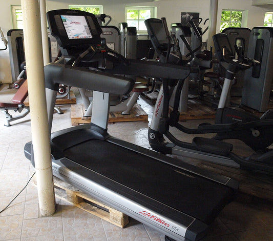 Life Fitness Laufband 95T - Elevation Series 95t - Engage 15" Touchscreen Konsole, gebraucht - überholter Zustand