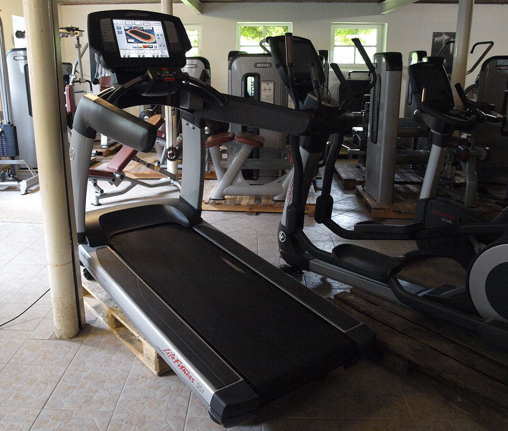 Life Fitness Laufband 95T - Elevation Series 95t - Engage 15" Touchscreen Konsole, gebraucht - überholter Zustand