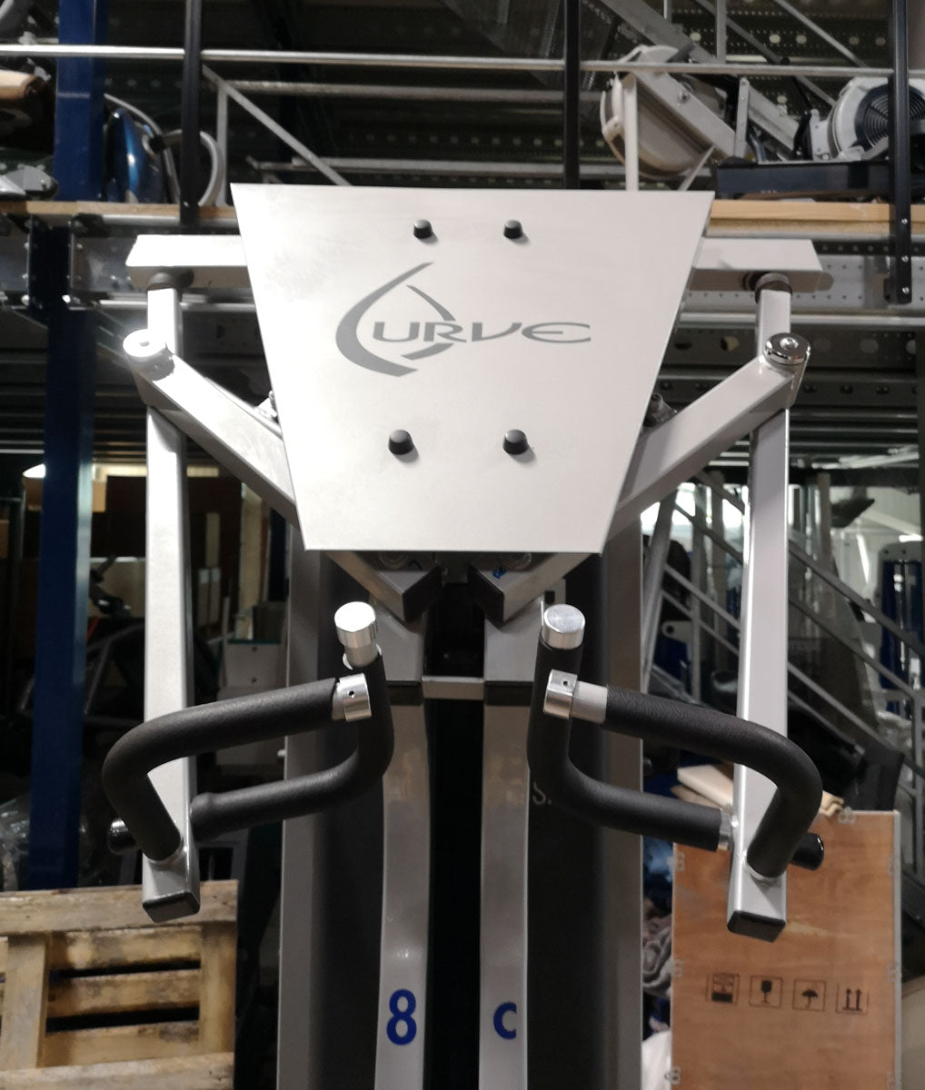 Precor Latzug, Lat Pulldown Curve dual, 105kg Gewichtsblock, Rahmenfarbe Silber, Polsterfarbe Blau, gebraucht - überholter Zustand