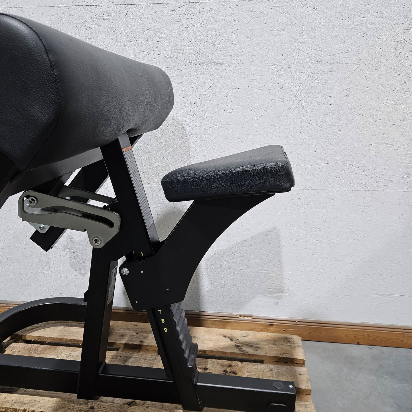 TechnoGym Pure Strength Scott Bench Scottcurl Bench, biceps training bench, color black, used - refurbished condition