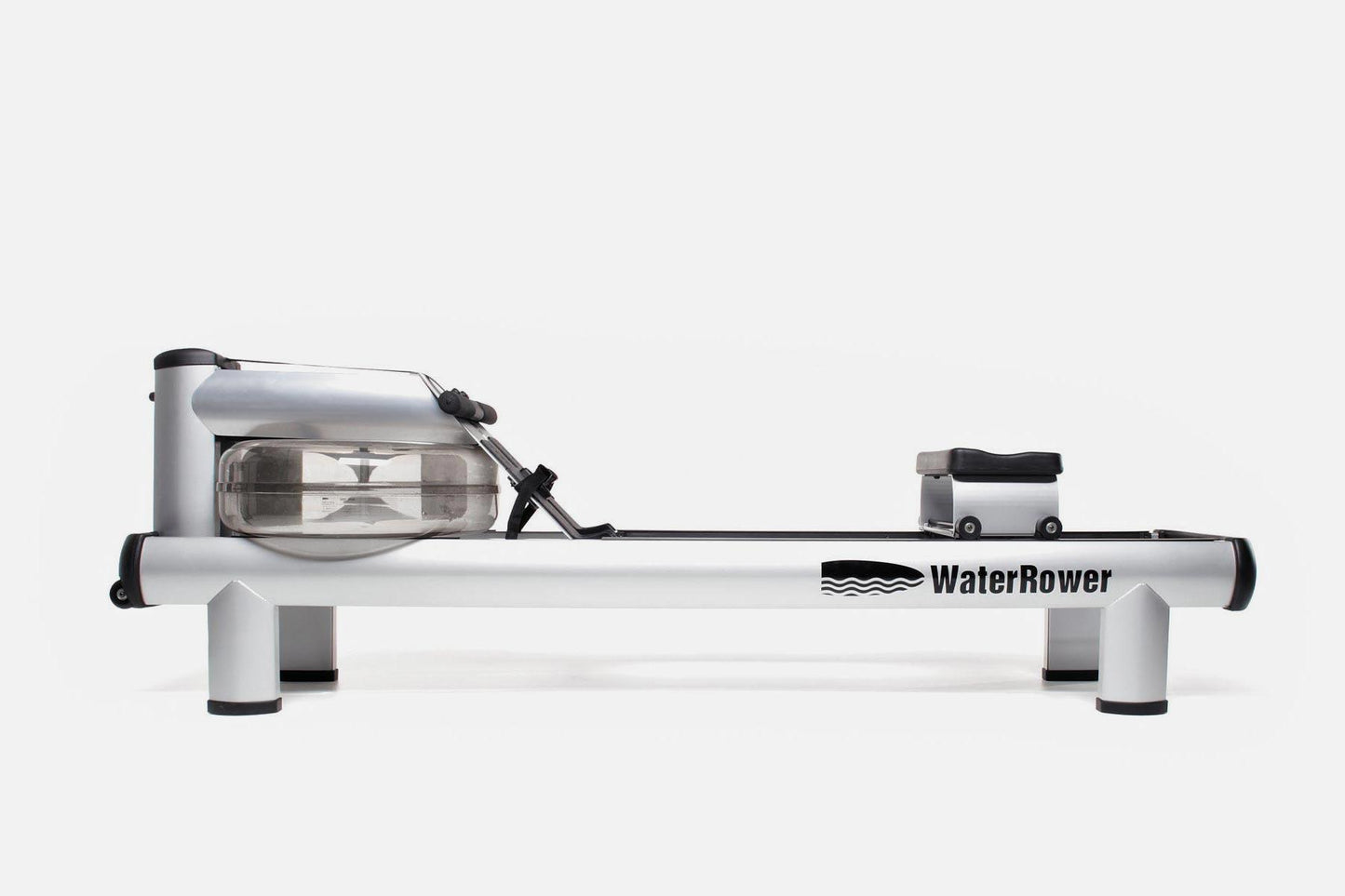 Rudergerät WaterRower mit Wassertank, seitliche Ansicht, auf weißem Hintergrund.