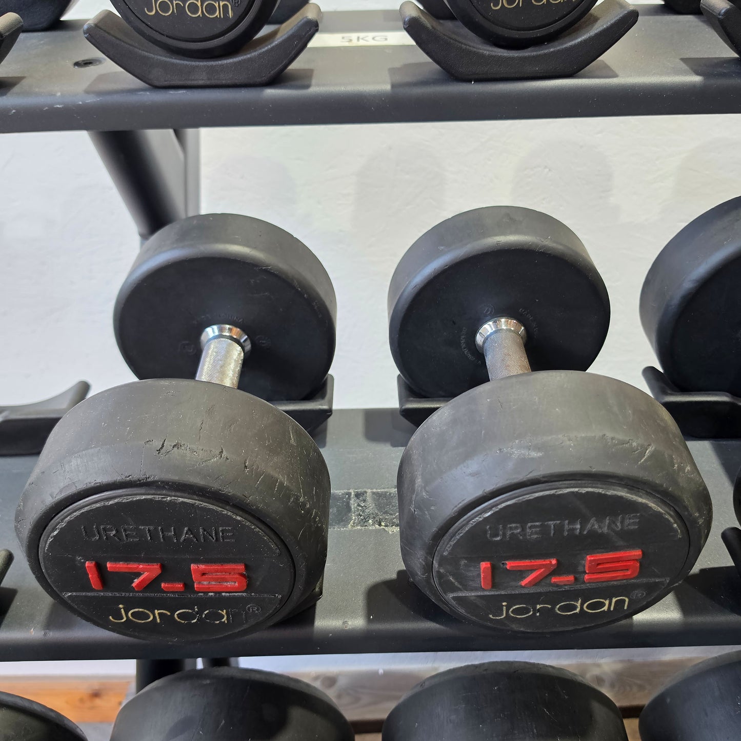 Jordan Kurzhantelsatz aus Urethane 2,5 bis 40kg in 2,5kg Stufen ( 16 Paare ) Material ähnlich Gummi bzw PU Polyurethane, INKLUSIVE Precor Kurzhantelablage, gebraucht - mit Gebrauchsspuren