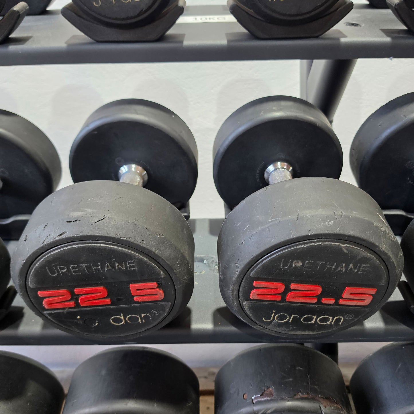 Jordan Kurzhantelsatz aus Urethane 2,5 bis 40kg in 2,5kg Stufen ( 16 Paare ) Material ähnlich Gummi bzw PU Polyurethane, INKLUSIVE Precor Kurzhantelablage, gebraucht - mit Gebrauchsspuren