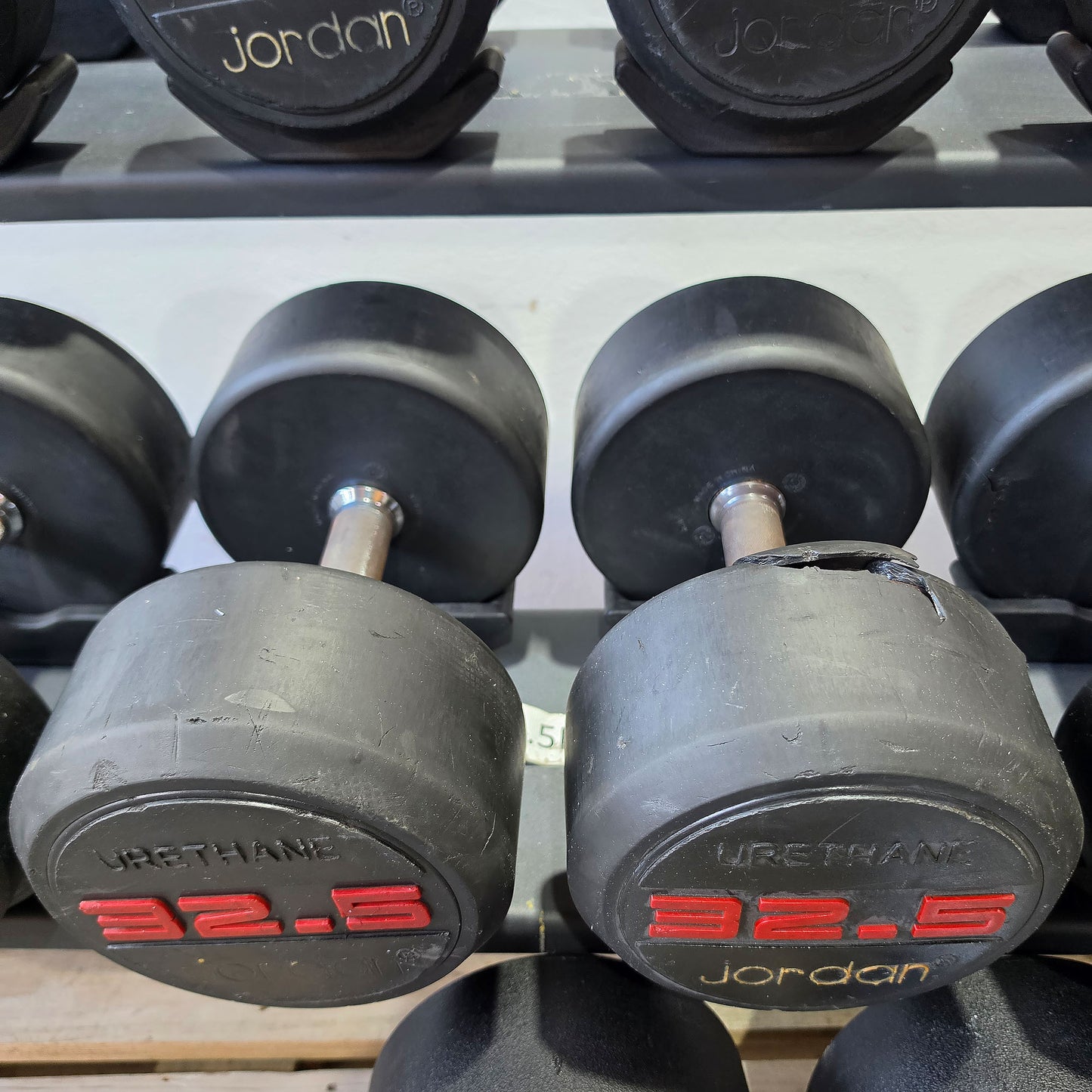 Jordan Kurzhantelsatz aus Urethane 2,5 bis 40kg in 2,5kg Stufen ( 16 Paare ) Material ähnlich Gummi bzw PU Polyurethane, INKLUSIVE Precor Kurzhantelablage, gebraucht - mit Gebrauchsspuren