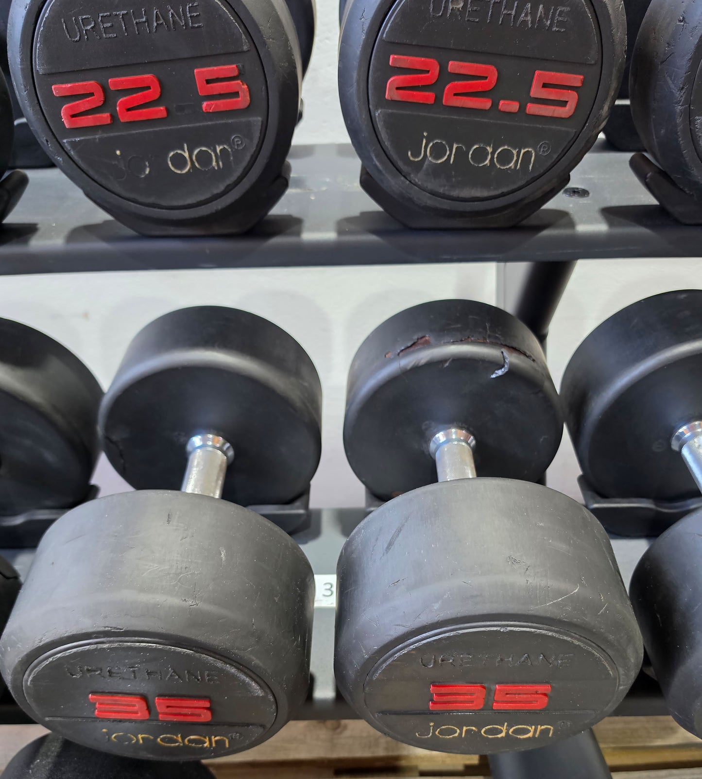 Jordan Kurzhantelsatz aus Urethane 2,5 bis 40kg in 2,5kg Stufen ( 16 Paare ) Material ähnlich Gummi bzw PU Polyurethane, INKLUSIVE Precor Kurzhantelablage, gebraucht - mit Gebrauchsspuren