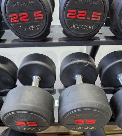 Jordan Kurzhantelsatz aus Urethane 2,5 bis 40kg in 2,5kg Stufen ( 16 Paare ) Material ähnlich Gummi bzw PU Polyurethane, INKLUSIVE Precor Kurzhantelablage, gebraucht - mit Gebrauchsspuren