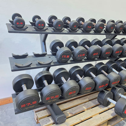 Jordan Kurzhantelsatz aus Urethane 2,5 bis 40kg in 2,5kg Stufen ( 16 Paare ) Material ähnlich Gummi bzw PU Polyurethane, INKLUSIVE Precor Kurzhantelablage, gebraucht - mit Gebrauchsspuren