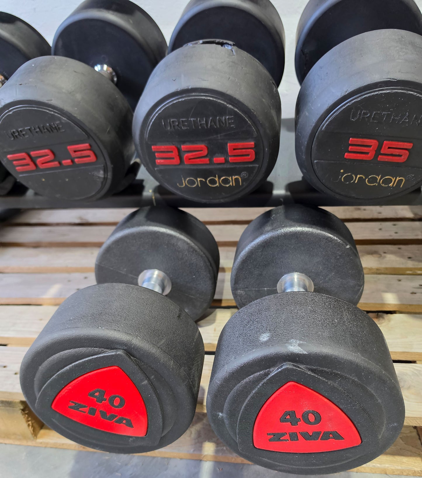 Jordan Kurzhantelsatz aus Urethane 2,5 bis 40kg in 2,5kg Stufen ( 16 Paare ) Material ähnlich Gummi bzw PU Polyurethane, INKLUSIVE Precor Kurzhantelablage, gebraucht - mit Gebrauchsspuren