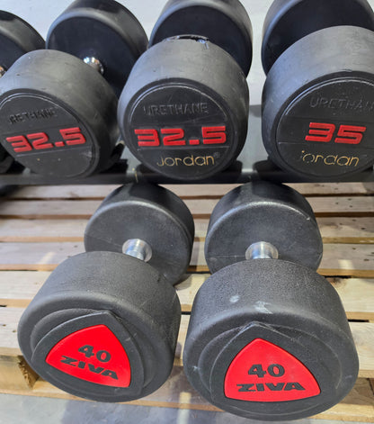 Jordan Kurzhantelsatz aus Urethane 2,5 bis 40kg in 2,5kg Stufen ( 16 Paare ) Material ähnlich Gummi bzw PU Polyurethane, INKLUSIVE Precor Kurzhantelablage, gebraucht - mit Gebrauchsspuren