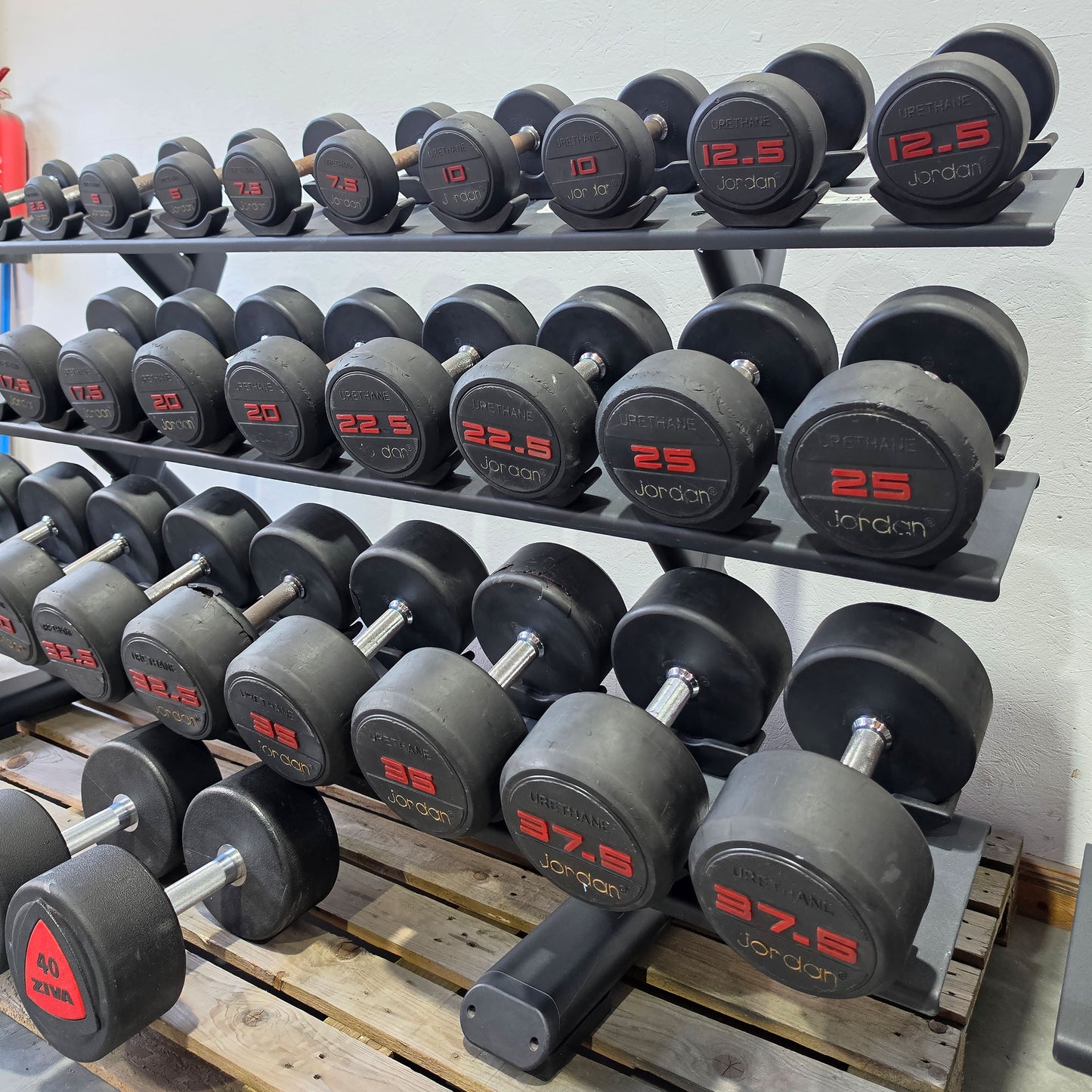Jordan Kurzhantelsatz aus Urethane 2,5 bis 40kg in 2,5kg Stufen ( 16 Paare ) Material ähnlich Gummi bzw PU Polyurethane, INKLUSIVE Precor Kurzhantelablage, gebraucht - mit Gebrauchsspuren
