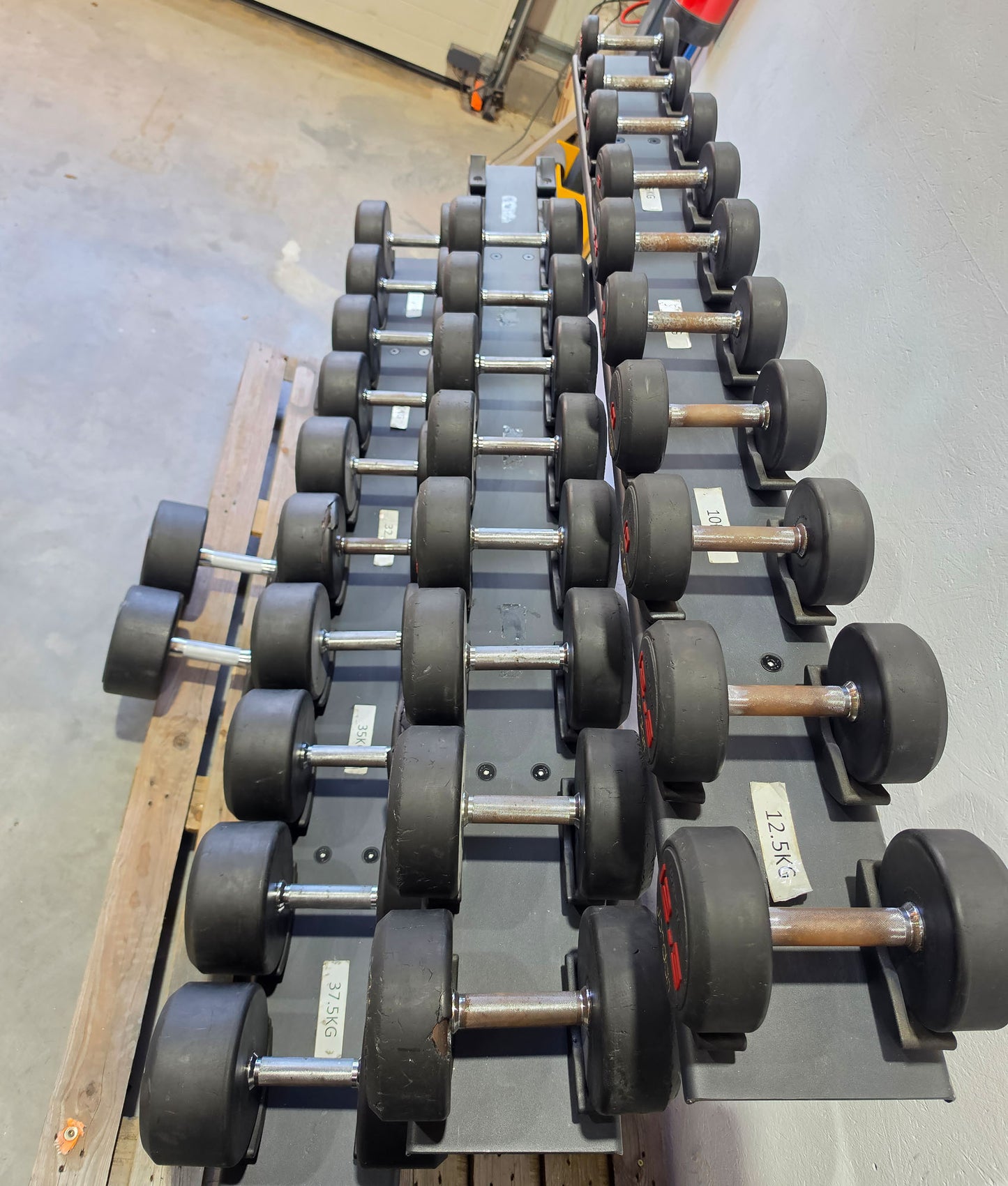 Jordan Kurzhantelsatz aus Urethane 2,5 bis 40kg in 2,5kg Stufen ( 16 Paare ) Material ähnlich Gummi bzw PU Polyurethane, INKLUSIVE Precor Kurzhantelablage, gebraucht - mit Gebrauchsspuren
