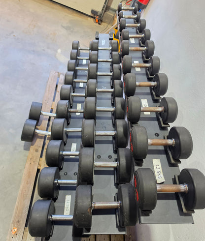 Jordan Kurzhantelsatz aus Urethane 2,5 bis 40kg in 2,5kg Stufen ( 16 Paare ) Material ähnlich Gummi bzw PU Polyurethane, INKLUSIVE Precor Kurzhantelablage, gebraucht - mit Gebrauchsspuren