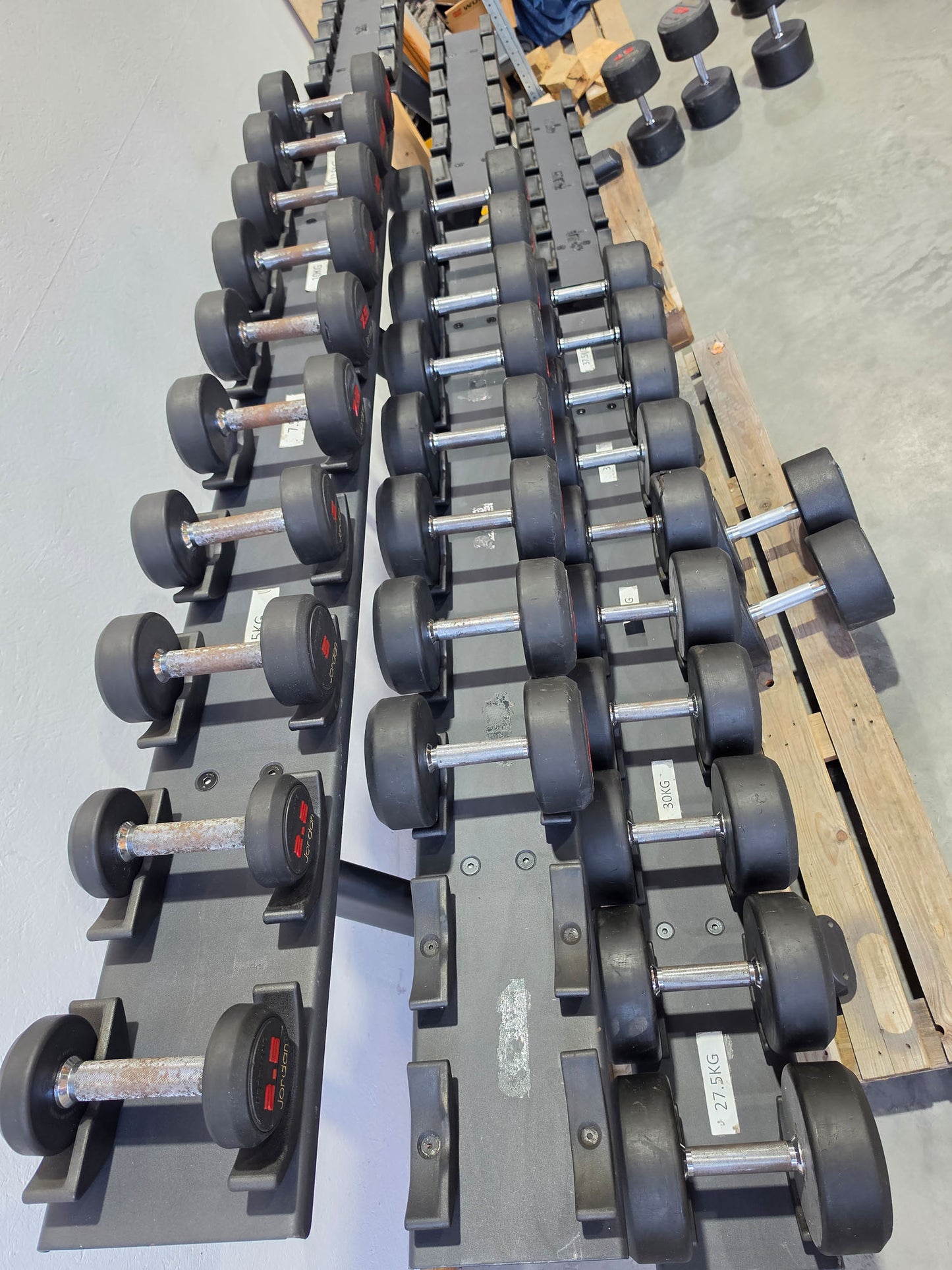 Jordan Kurzhantelsatz aus Urethane 2,5 bis 40kg in 2,5kg Stufen ( 16 Paare ) Material ähnlich Gummi bzw PU Polyurethane, INKLUSIVE Precor Kurzhantelablage, gebraucht - mit Gebrauchsspuren