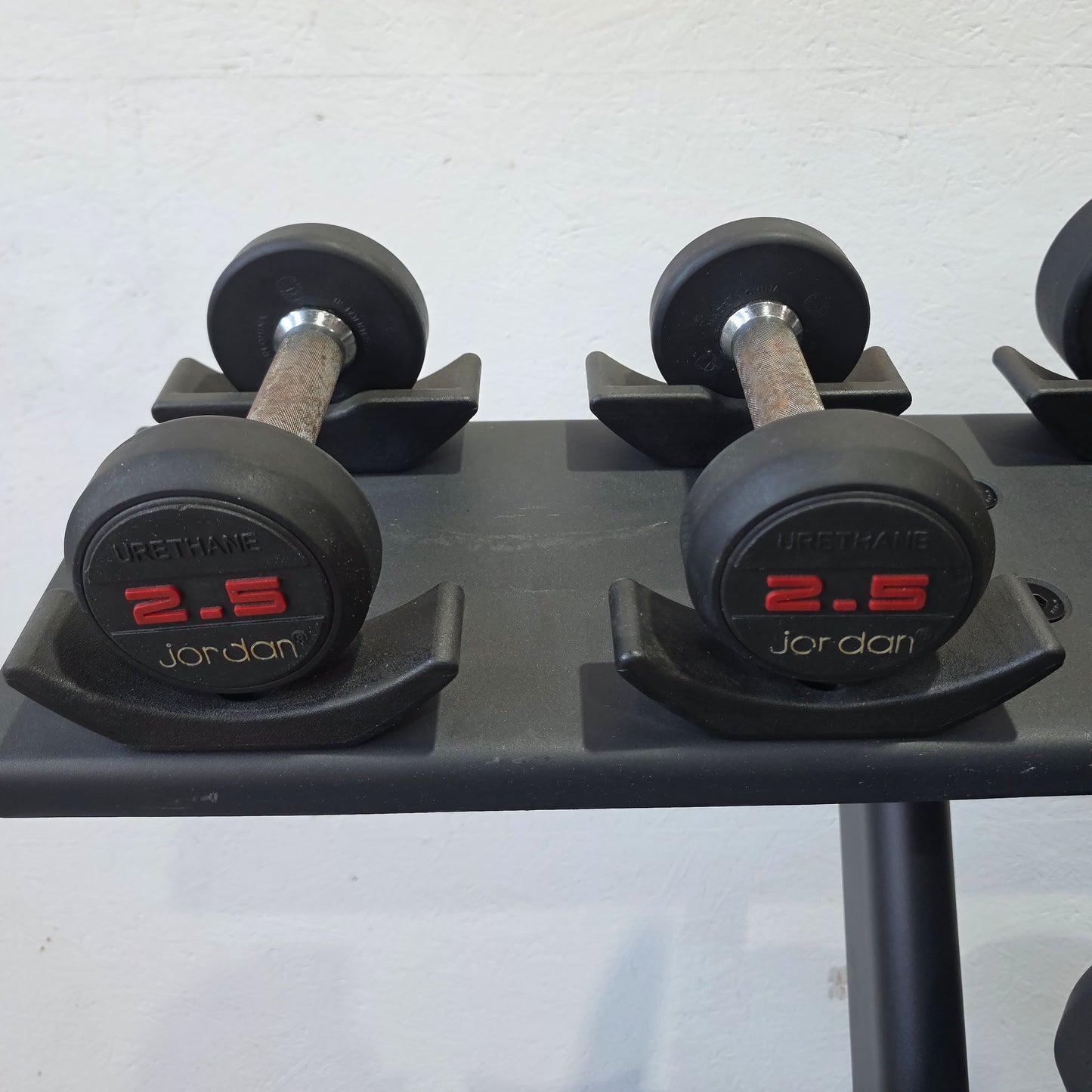 Jordan Kurzhantelsatz aus Urethane 2,5 bis 40kg in 2,5kg Stufen ( 16 Paare ) Material ähnlich Gummi bzw PU Polyurethane, INKLUSIVE Precor Kurzhantelablage, gebraucht - mit Gebrauchsspuren