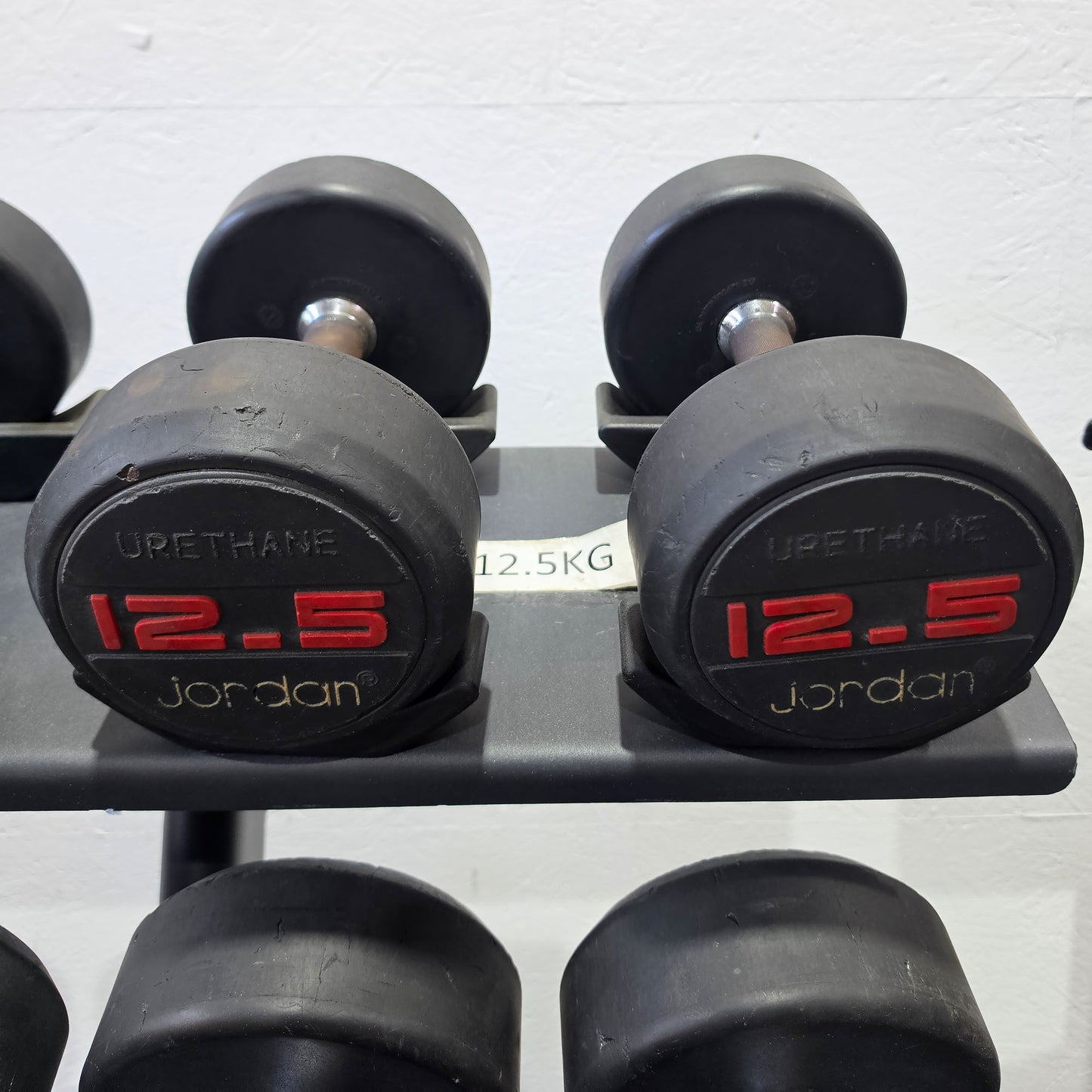 Jordan Kurzhantelsatz aus Urethane 2,5 bis 40kg in 2,5kg Stufen ( 16 Paare ) Material ähnlich Gummi bzw PU Polyurethane, INKLUSIVE Precor Kurzhantelablage, gebraucht - mit Gebrauchsspuren