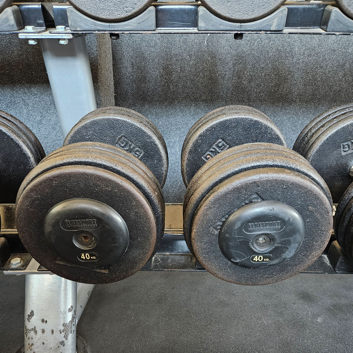 ElbeSport Kurzhantelsatz aus Guss von 2,5 bis 50kg in 2,5kg Stufen ( 20 Paare ) Oldschool, INKLUSIVE Kurzhantelablagen, gebraucht - mit Gebrauchsspuren