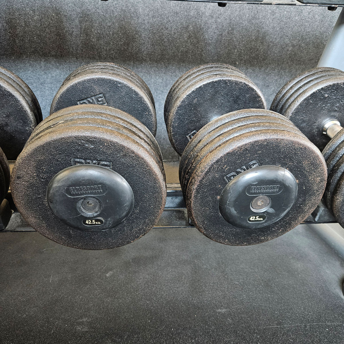 ElbeSport Kurzhantelsatz aus Guss von 2,5 bis 50kg in 2,5kg Stufen ( 20 Paare ) Oldschool, INKLUSIVE Kurzhantelablagen, gebraucht - mit Gebrauchsspuren