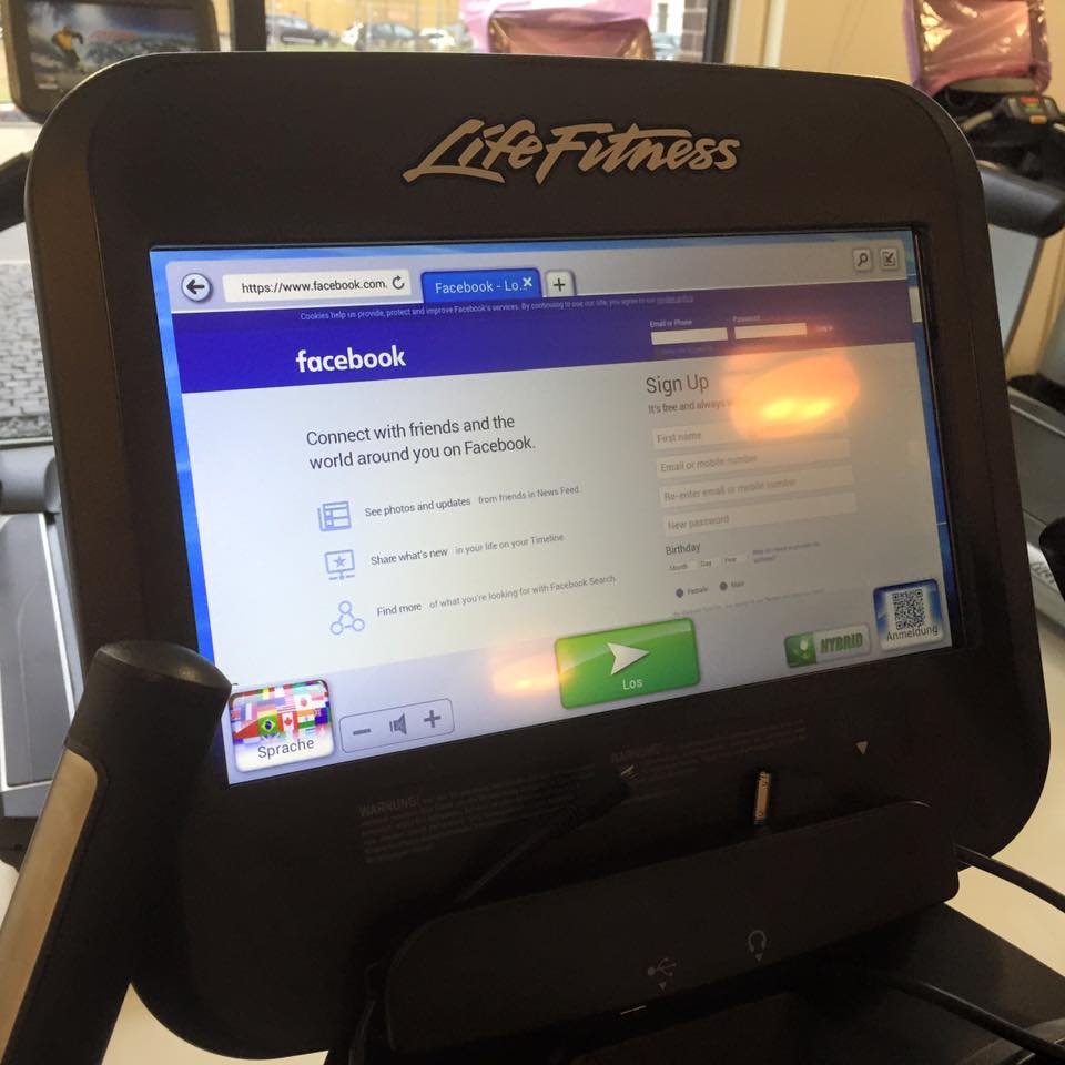 Life Fitness 18 Stk. Cardiogeräte Set, Discover SE Konsolen, TV Touch, Internet, DVB-T2 Fernsehen usw. 4 Jahre jung - Neuwertig - Top Zustand!
