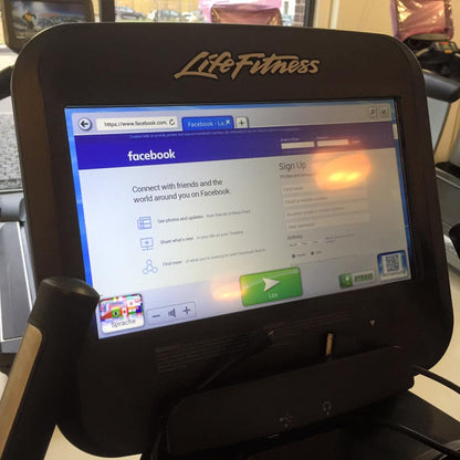 Life Fitness 18 Stk. Cardiogeräte Set, Discover SE Konsolen, TV Touch, Internet, DVB-T2 Fernsehen usw. 4 Jahre jung - Neuwertig - Top Zustand!
