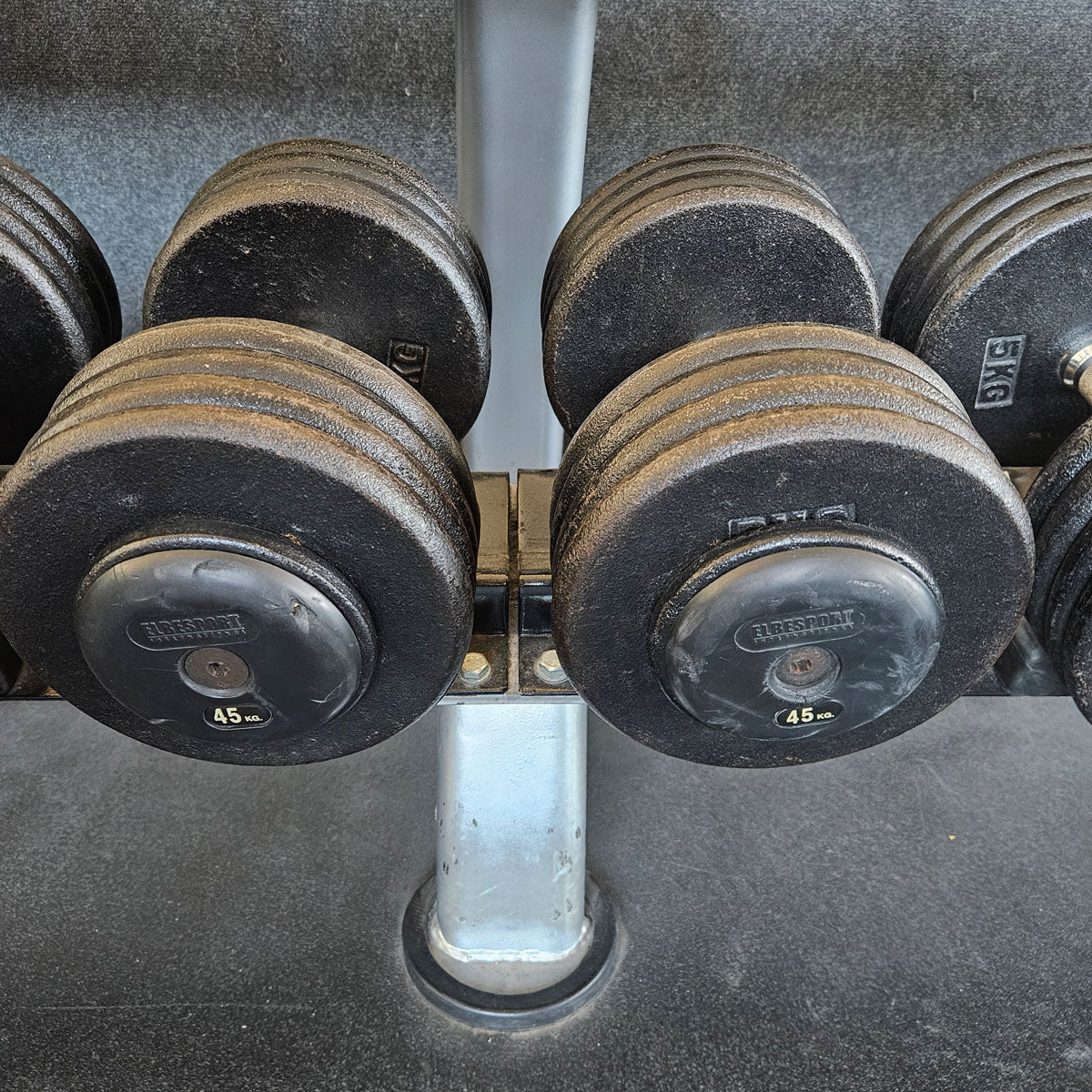 ElbeSport Kurzhantelsatz aus Guss von 2,5 bis 50kg in 2,5kg Stufen ( 20 Paare ) Oldschool, INKLUSIVE Kurzhantelablagen, gebraucht - mit Gebrauchsspuren