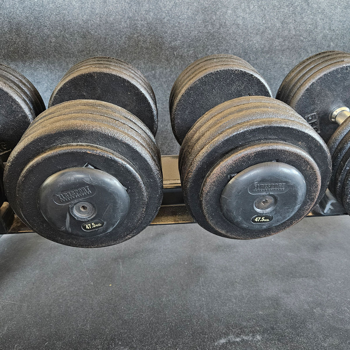 ElbeSport Kurzhantelsatz aus Guss von 2,5 bis 60kg in 2,5kg Stufen ( 24 Paare ) Oldschool, INKLUSIVE Kurzhantelablagen, gebraucht - mit Gebrauchsspuren