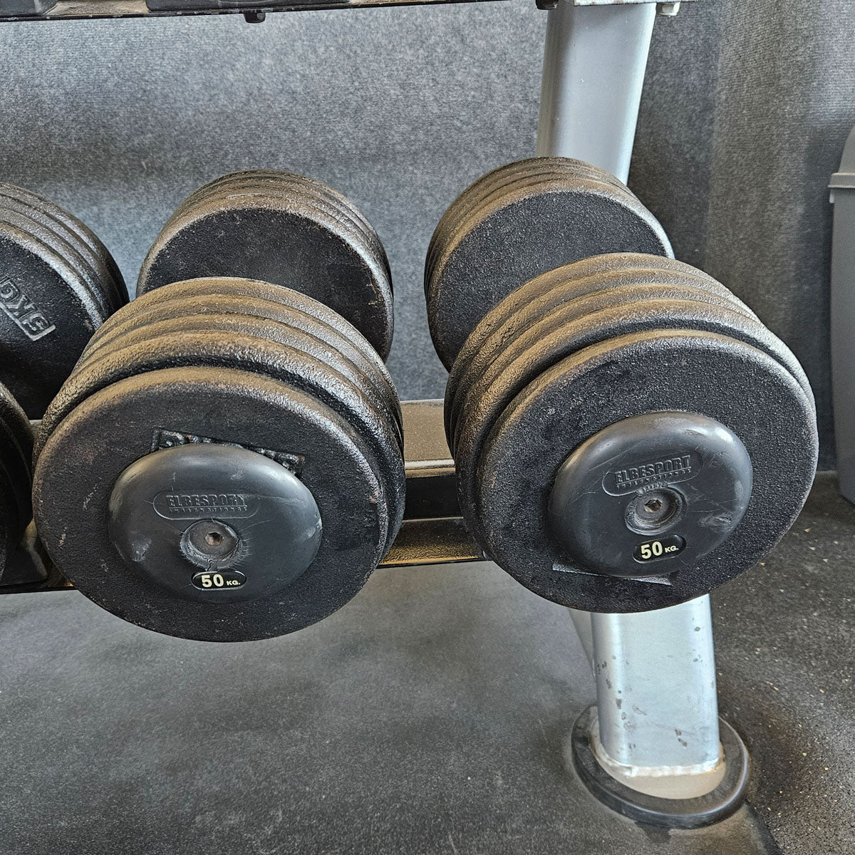 ElbeSport Kurzhantelsatz aus Guss von 2,5 bis 50kg in 2,5kg Stufen ( 20 Paare ) Oldschool, INKLUSIVE Kurzhantelablagen, gebraucht - mit Gebrauchsspuren
