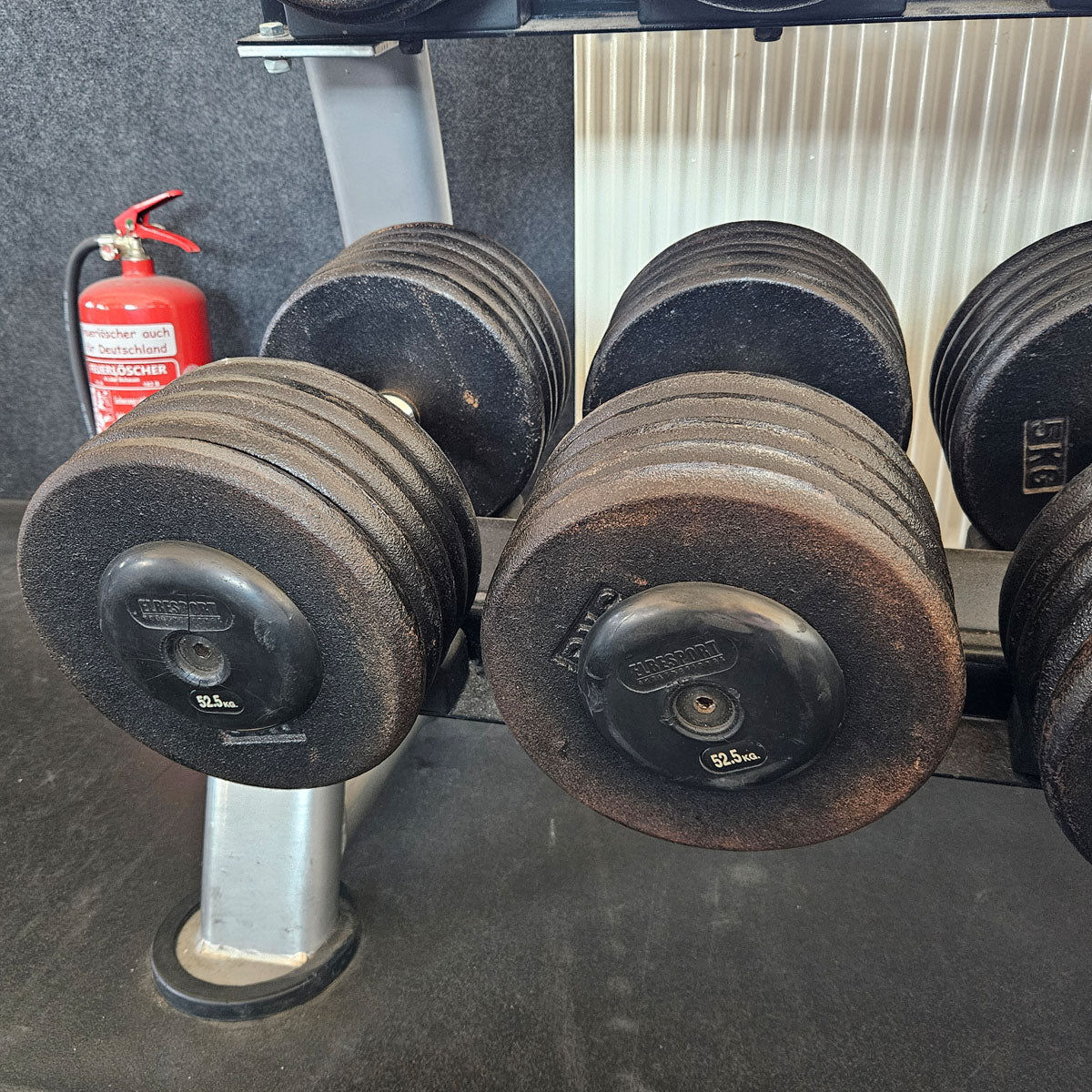 ElbeSport Kurzhantelsatz aus Guss von 2,5 bis 60kg in 2,5kg Stufen ( 24 Paare ) Oldschool, INKLUSIVE Kurzhantelablagen, gebraucht - mit Gebrauchsspuren