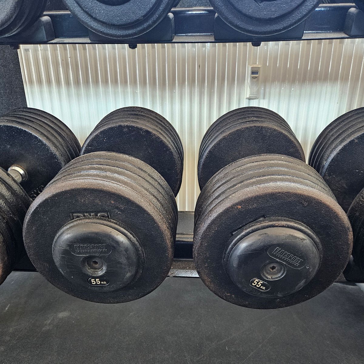 ElbeSport Kurzhantelsatz aus Guss von 2,5 bis 60kg in 2,5kg Stufen ( 24 Paare ) Oldschool, INKLUSIVE Kurzhantelablagen, gebraucht - mit Gebrauchsspuren