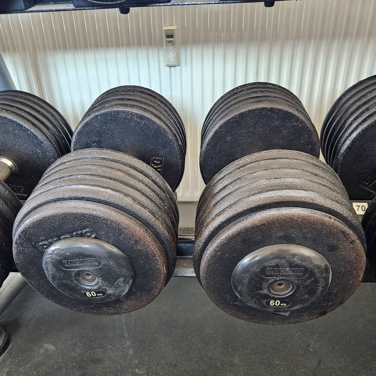 ElbeSport Kurzhantelsatz aus Guss von 2,5 bis 60kg in 2,5kg Stufen ( 24 Paare ) Oldschool, INKLUSIVE Kurzhantelablagen, gebraucht - mit Gebrauchsspuren