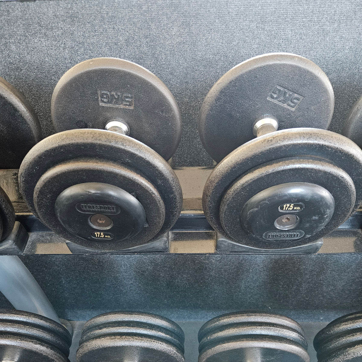 ElbeSport Kurzhantelsatz aus Guss von 2,5 bis 50kg in 2,5kg Stufen ( 20 Paare ) Oldschool, INKLUSIVE Kurzhantelablagen, gebraucht - mit Gebrauchsspuren