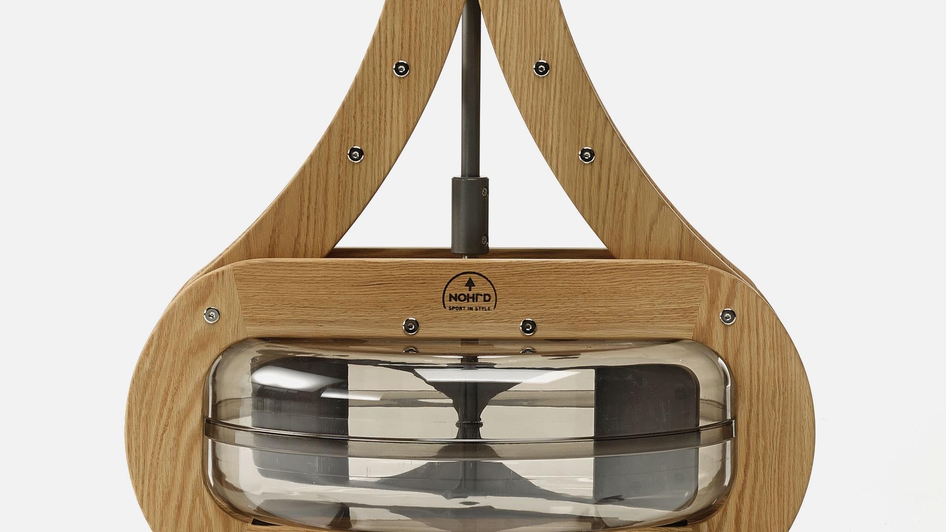 NOHrD Fitnessgerät aus Holz mit Wassertank, Vorderansicht.