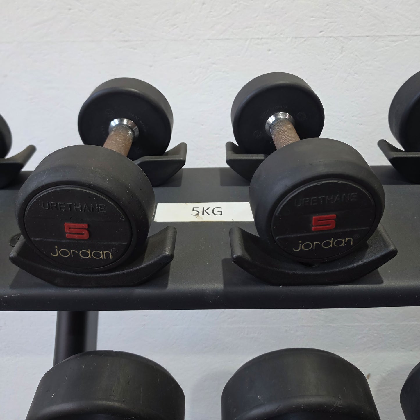 Jordan und Ziva Kurzhantelsatz aus Urethane 2,5 bis 50kg in 2,5kg Stufen ( 20 Paare ) Material ähnlich Gummi bzw Polyurethane, INKLUSIVE Precor Kurzhantelablagen, gebraucht - mit Gebrauchsspuren