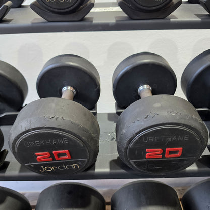 Jordan und Ziva Kurzhantelsatz aus Urethane 2,5 bis 50kg in 2,5kg Stufen ( 20 Paare ) Material ähnlich Gummi bzw Polyurethane, INKLUSIVE Precor Kurzhantelablagen, gebraucht - mit Gebrauchsspuren