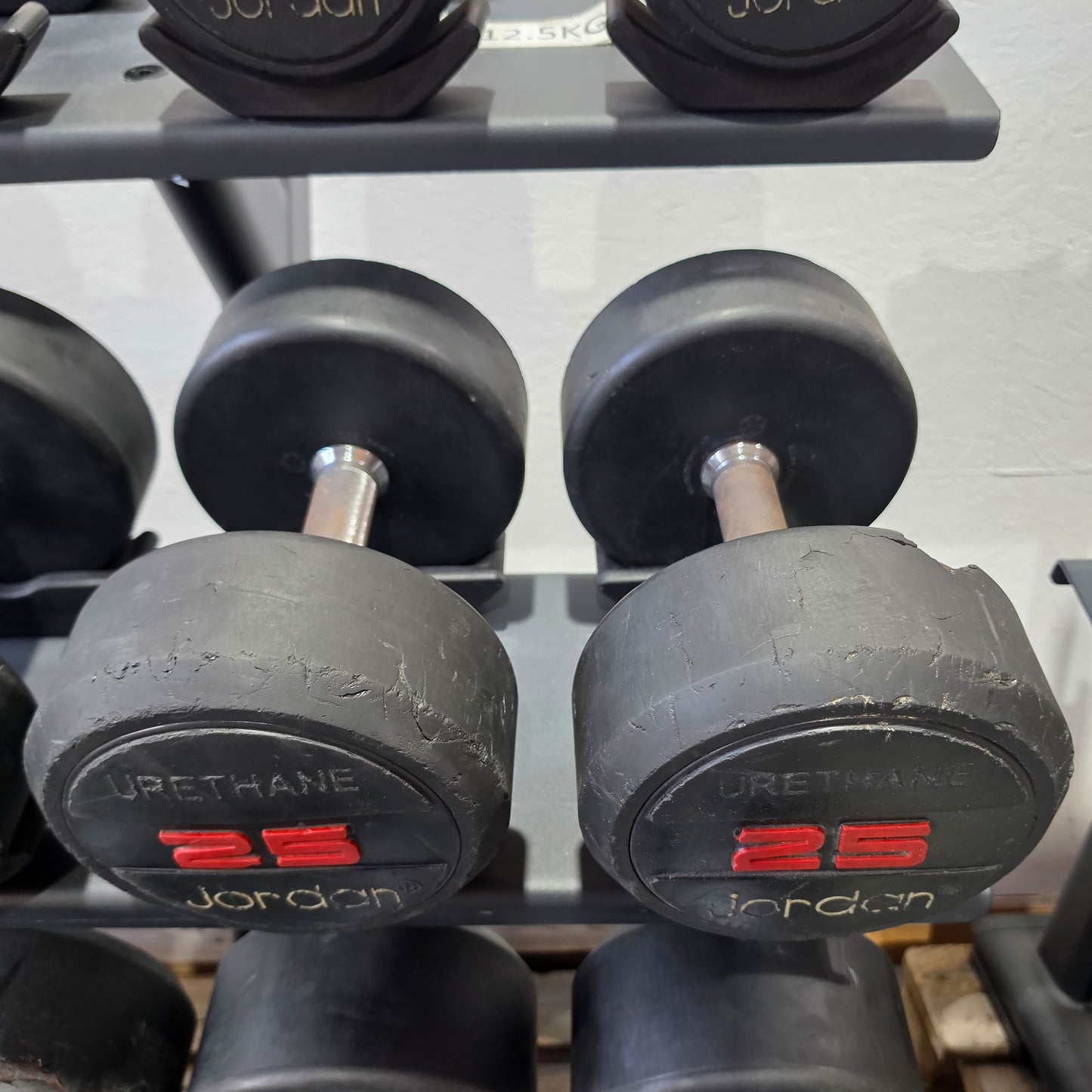 Jordan und Ziva Kurzhantelsatz aus Urethane 2,5 bis 50kg in 2,5kg Stufen ( 20 Paare ) Material ähnlich Gummi bzw Polyurethane, INKLUSIVE Precor Kurzhantelablagen, gebraucht - mit Gebrauchsspuren