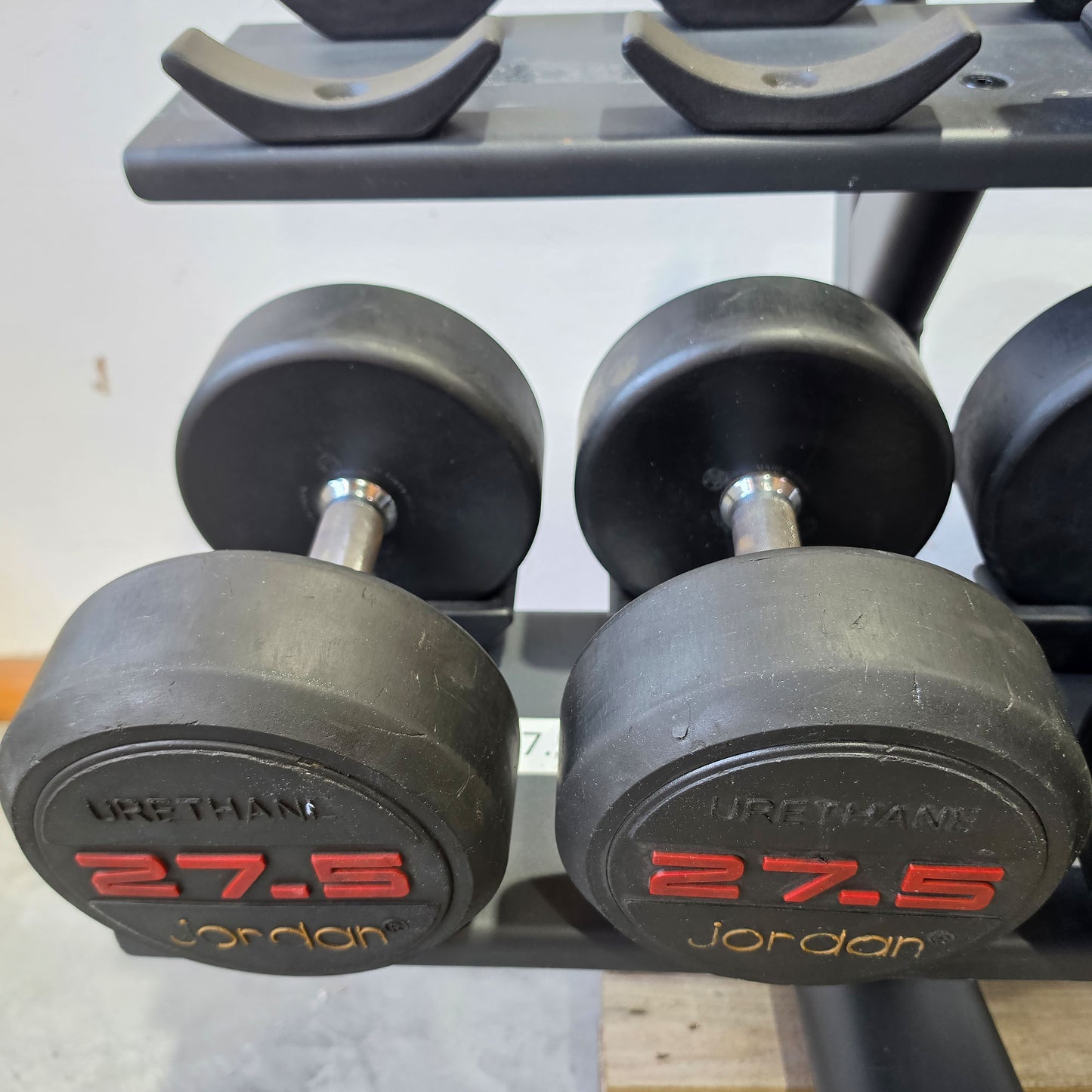 Jordan und Ziva Kurzhantelsatz aus Urethane 2,5 bis 50kg in 2,5kg Stufen ( 20 Paare ) Material ähnlich Gummi bzw Polyurethane, INKLUSIVE Precor Kurzhantelablagen, gebraucht - mit Gebrauchsspuren