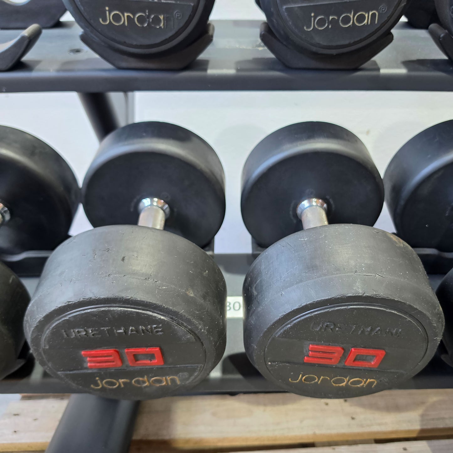 Jordan und Ziva Kurzhantelsatz aus Urethane 2,5 bis 50kg in 2,5kg Stufen ( 20 Paare ) Material ähnlich Gummi bzw Polyurethane, INKLUSIVE Precor Kurzhantelablagen, gebraucht - mit Gebrauchsspuren