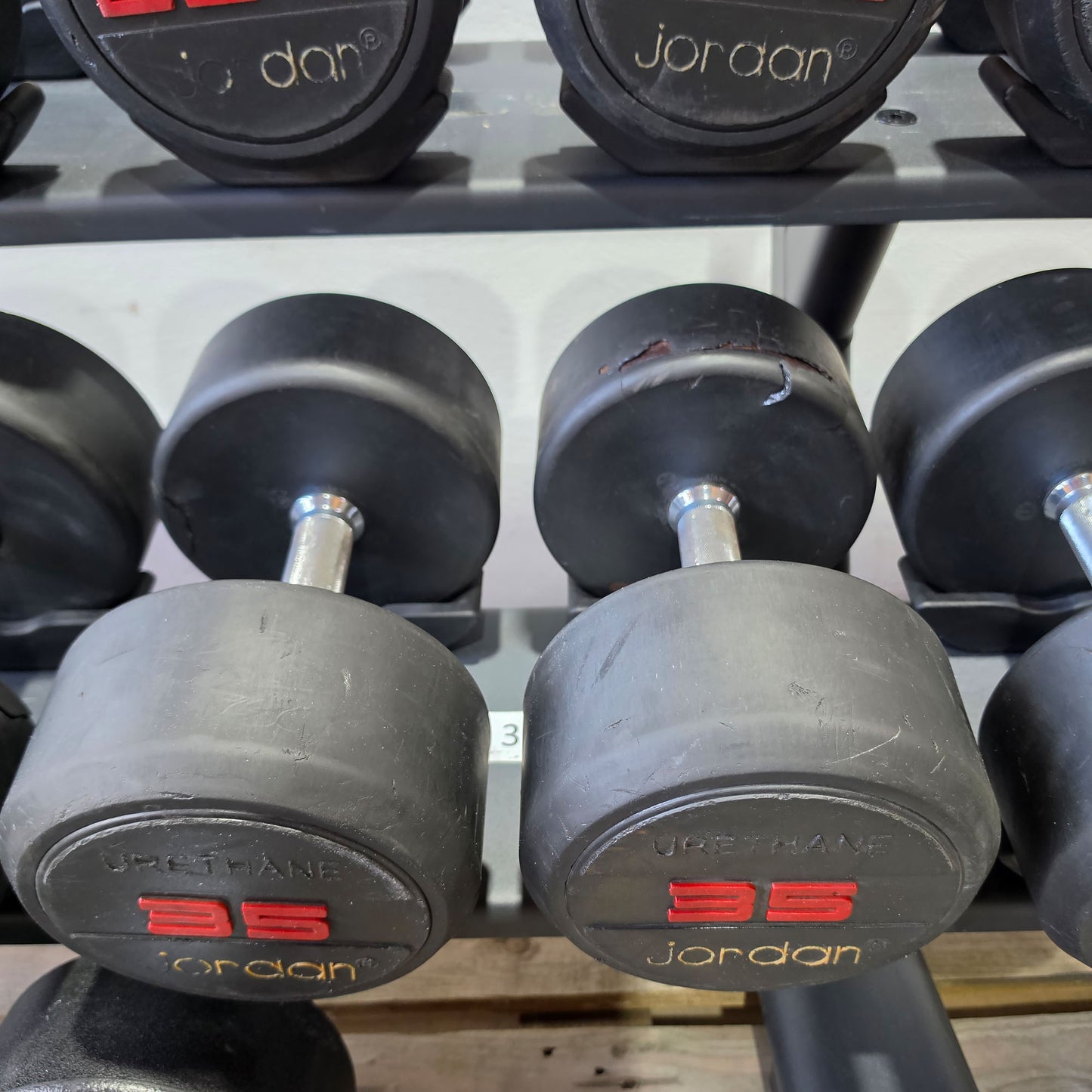 Jordan und Ziva Kurzhantelsatz aus Urethane 2,5 bis 50kg in 2,5kg Stufen ( 20 Paare ) Material ähnlich Gummi bzw Polyurethane, INKLUSIVE Precor Kurzhantelablagen, gebraucht - mit Gebrauchsspuren