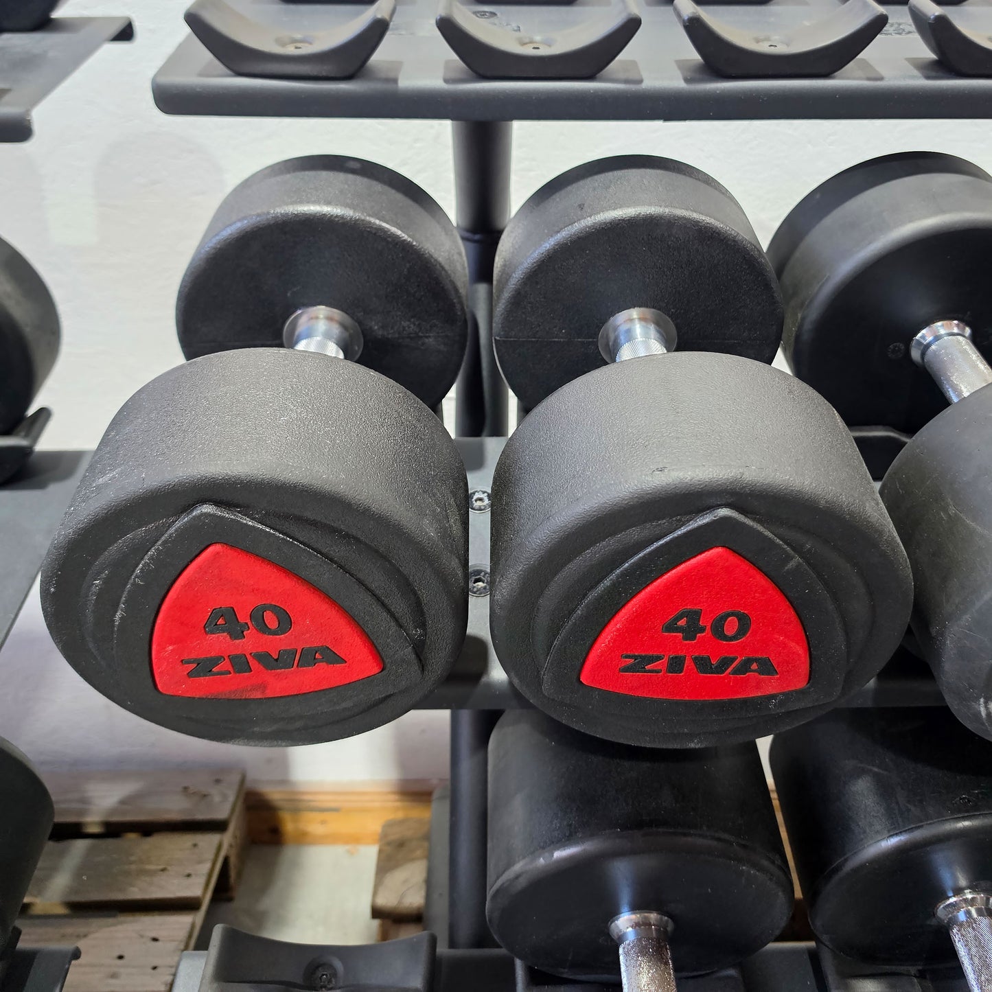 Jordan und Ziva Kurzhantelsatz aus Urethane 2,5 bis 50kg in 2,5kg Stufen ( 20 Paare ) Material ähnlich Gummi bzw Polyurethane, INKLUSIVE Precor Kurzhantelablagen, gebraucht - mit Gebrauchsspuren