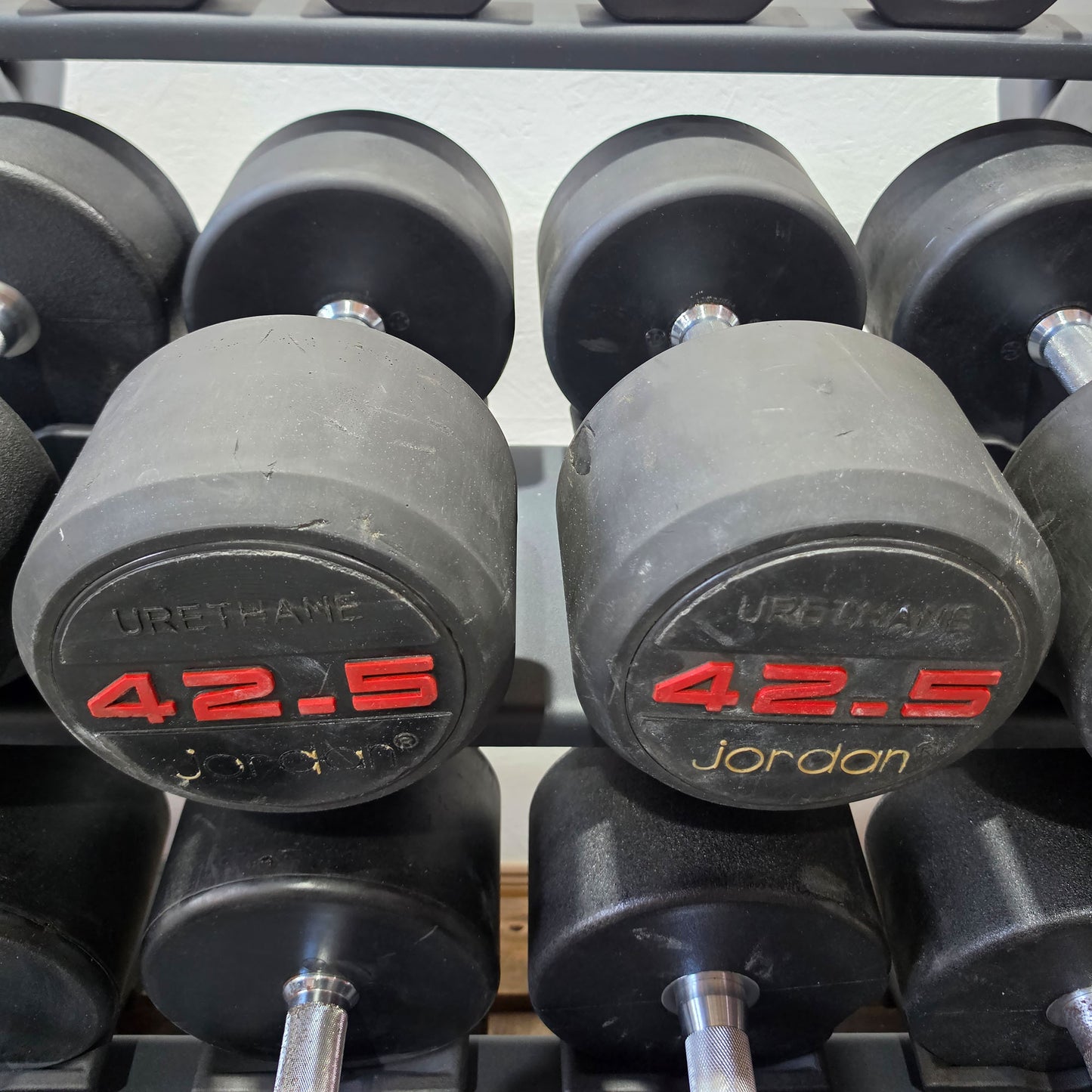 Jordan und Ziva Kurzhantelsatz aus Urethane 2,5 bis 50kg in 2,5kg Stufen ( 20 Paare ) Material ähnlich Gummi bzw Polyurethane, INKLUSIVE Precor Kurzhantelablagen, gebraucht - mit Gebrauchsspuren