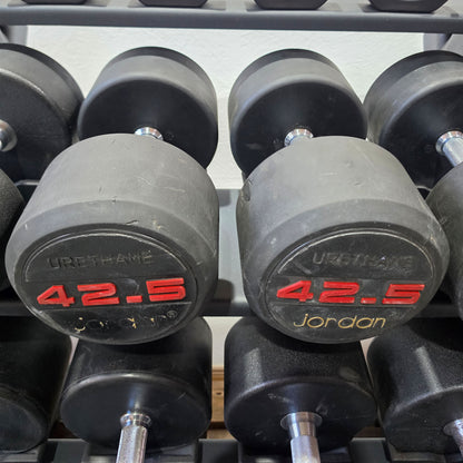 Jordan und Ziva Kurzhantelsatz aus Urethane 2,5 bis 50kg in 2,5kg Stufen ( 20 Paare ) Material ähnlich Gummi bzw Polyurethane, INKLUSIVE Precor Kurzhantelablagen, gebraucht - mit Gebrauchsspuren