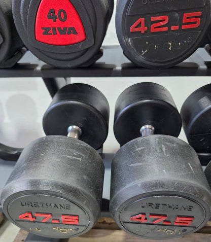 Jordan und Ziva Kurzhantelsatz aus Urethane 2,5 bis 50kg in 2,5kg Stufen ( 20 Paare ) Material ähnlich Gummi bzw Polyurethane, INKLUSIVE Precor Kurzhantelablagen, gebraucht - mit Gebrauchsspuren