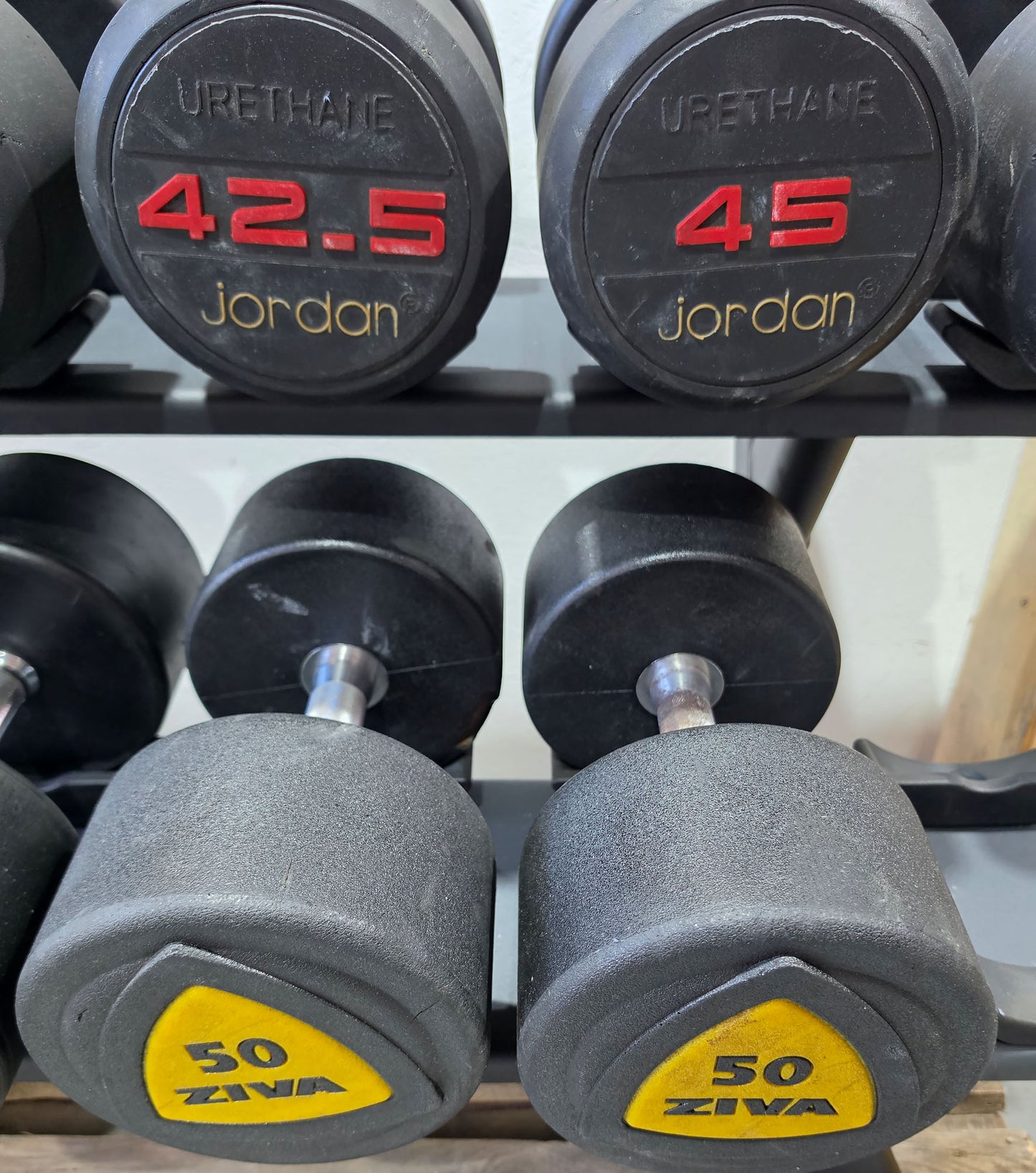 Jordan und Ziva Kurzhantelsatz aus Urethane 2,5 bis 50kg in 2,5kg Stufen ( 20 Paare ) Material ähnlich Gummi bzw Polyurethane, INKLUSIVE Precor Kurzhantelablagen, gebraucht - mit Gebrauchsspuren