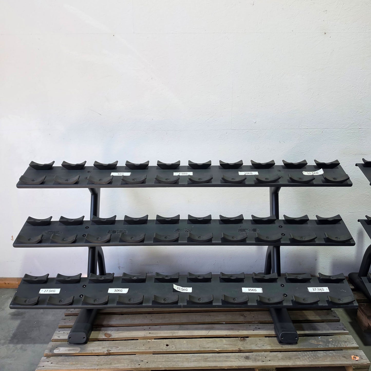 Jordan und Ziva Kurzhantelsatz aus Urethane 2,5 bis 50kg in 2,5kg Stufen ( 20 Paare ) Material ähnlich Gummi bzw Polyurethane, INKLUSIVE Precor Kurzhantelablagen, gebraucht - mit Gebrauchsspuren