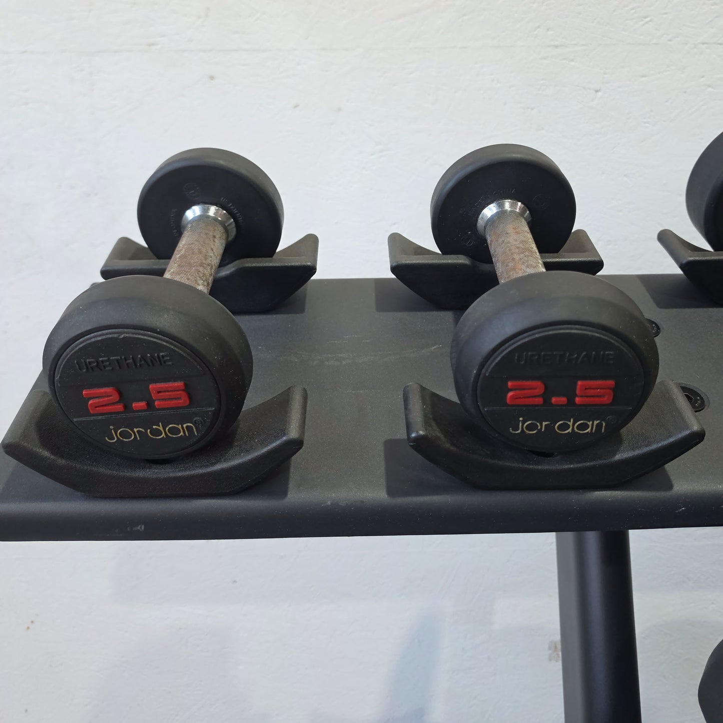 Jordan und Ziva Kurzhantelsatz aus Urethane 2,5 bis 50kg in 2,5kg Stufen ( 20 Paare ) Material ähnlich Gummi bzw Polyurethane, INKLUSIVE Precor Kurzhantelablagen, gebraucht - mit Gebrauchsspuren