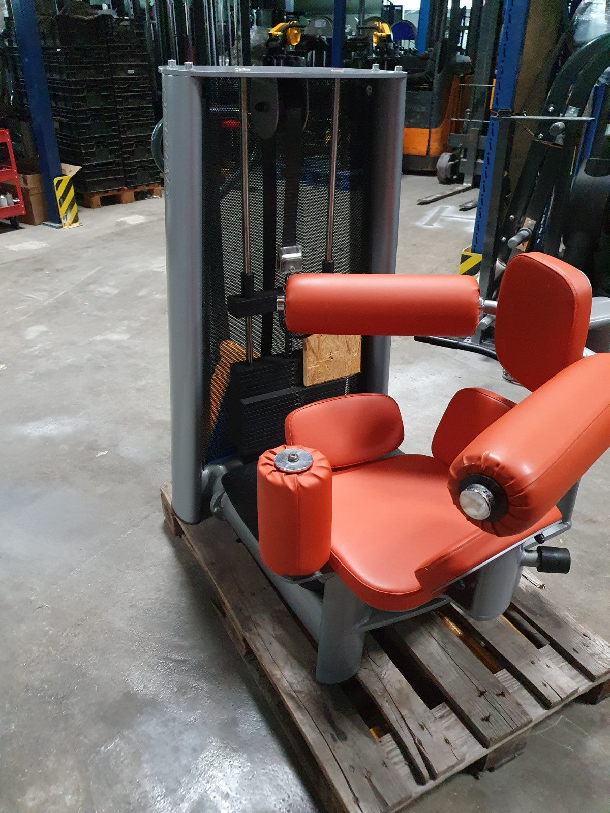 Gym80 Sygnum individual devices e.g. cable pull, leg extension, lat pull, chest press, gluteus, cable pull, press bench, benches adjustable basic, back extension etc., used