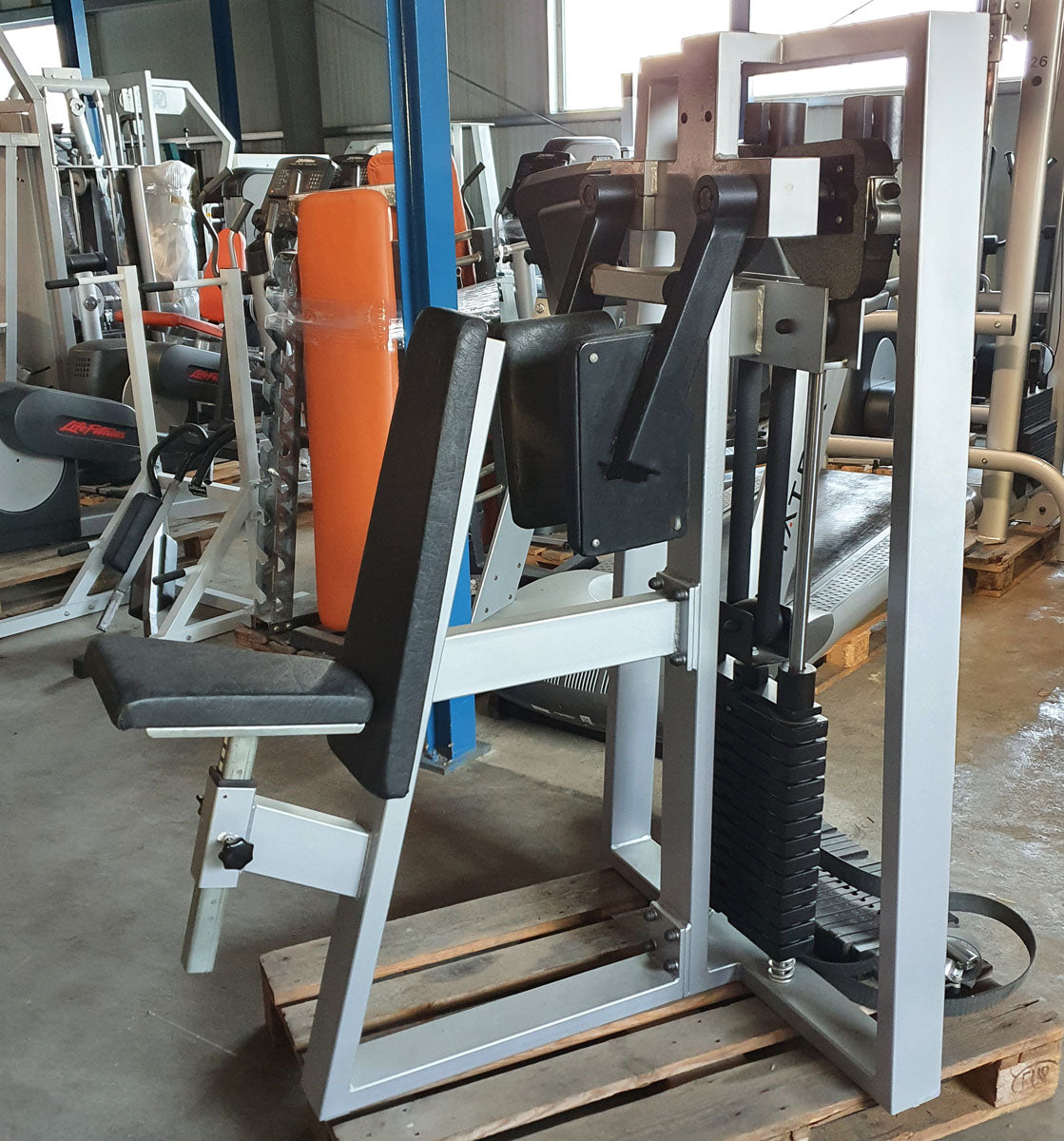 Lateral raise machine, shoulder machine, lateral raise, black upholstery, used