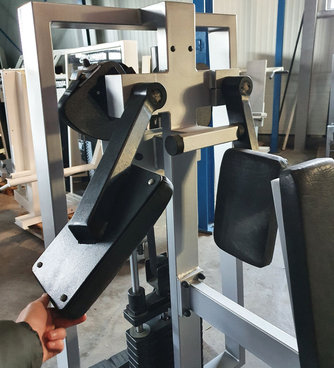 Lateral raise machine, shoulder machine, lateral raise, black upholstery, used