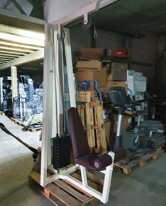 Latzugmaschine von oben, Seilzug Pulldown, Lat Pull, Oldschool Bodybuilding, Rahmenfarbe Weiß, gebraucht mit Gebrauchsspuren